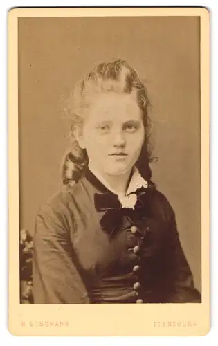 Fotografie H. Schumann, Flensburg, Holm 579, Portrait blondes süsses Mädchen mit Schleife am Kleiderkragen