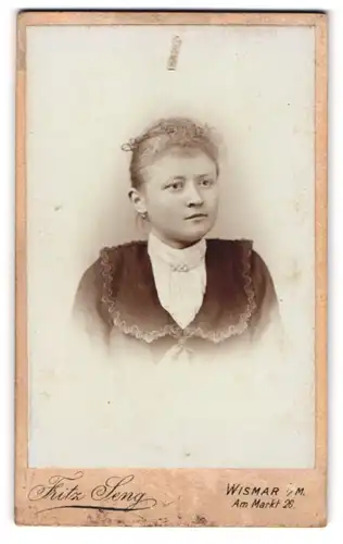 Fotografie Fritz Seng, Wismar i. M., Am Markt 26, Portrait blondes Fräulein mit Brosche am Kragen