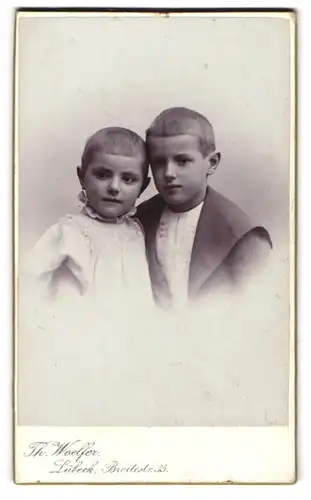 Fotografie Th. Woelfer, Lübeck, Breitestr. 35, Portrait niedliches Kinderpaar in hübscher Kleidung