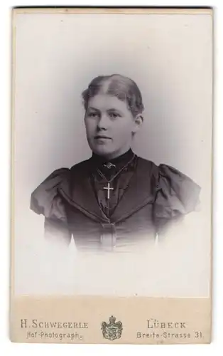 Fotografie H. Schwegerle, Lübeck, Breitestr. 31, Portrait bildschönes Fräulein mit Brosche und Halskette