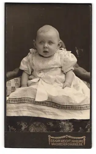 Fotografie Oskar Weicht, Hamburg, Wandsbecker Chaussee 212, Portrait süsses Baby im weissen Kleidchen