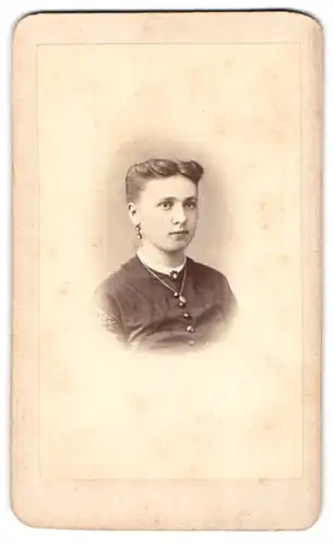 Fotografie P. Böhler, Freiburg i. B., Louisenstr. 43, Portrait brünette Schönheit mit eleganter Hochsteckfrisur