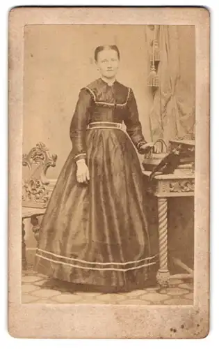 Fotografie L. Bruno Blücher, Altenburg, Markt 241, Portrait junge Frau im prachtvollen Kleid