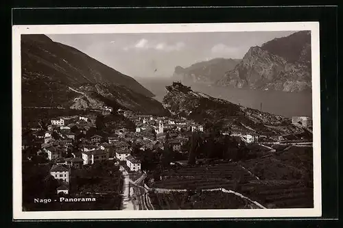 AK Nago, Ortsansicht mit Strasse und Bergpanorama