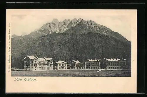AK Toblach, Hotel Toblach vor Bergkulisse