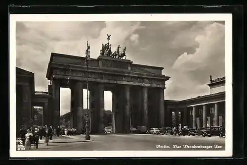 AK Berlin, Passanten passieren das Brandenburger Tor