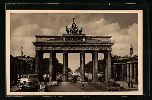 AK Berlin, Brandenburger Tor mit Strassenverkehr