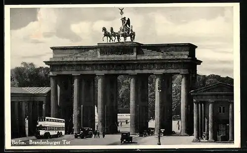 AK Berlin, Strassenverkehr am Brandenburger Tor