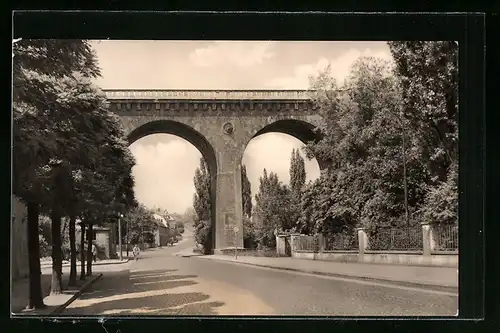 AK Apolda, Strasse unter dem Viadukt