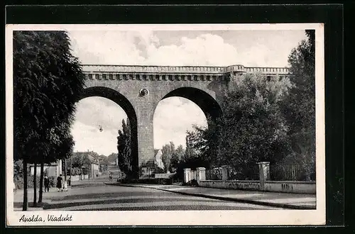 AK Apolda, Viadukt mit Passanten