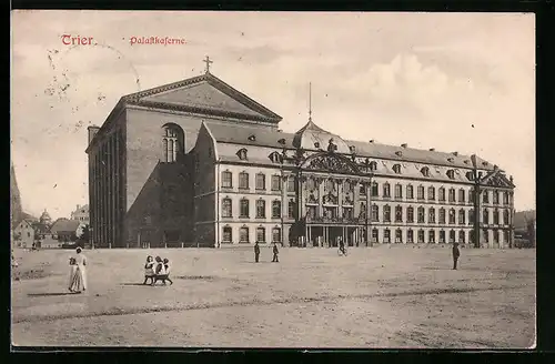 AK Trier, Palastkaserne mit Passanten