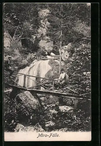 AK Mirafälle mit sitzendem Besucher auf dem Brückengeländer