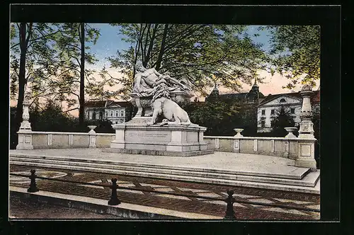 AK Düsseldorf, am Kriegerdenkmal