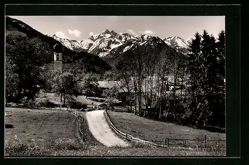 AK Schöllang / Allgäu, Teilansicht mit Kirche und Gebirgswand