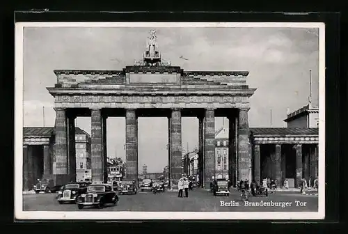 AK Berlin, Brandenburger Tor mit Verkehrspolizei