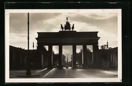 AK Berlin, Brandenburger Tor mit Blick zur Siegessäule bei Abendstimmung