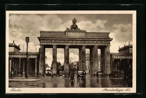 AK Berlin, Brandenburger Tor bei Regen