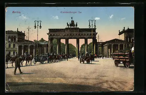 AK Berlin, Brandenburger Tor mit aufziehender Wache