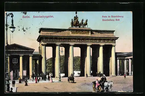 AK Berlin, Brandenburger Tor mit Passanten