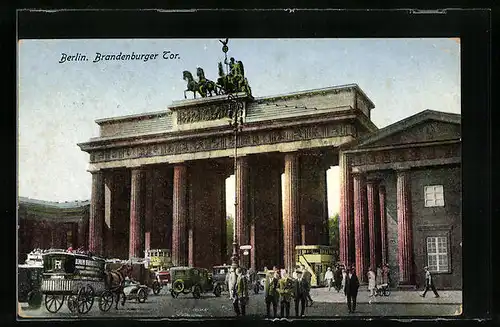 AK Berlin, Brandenburger Tor mit Passanten