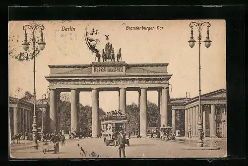 AK Berlin, Brandenburger Tor mit Passanten