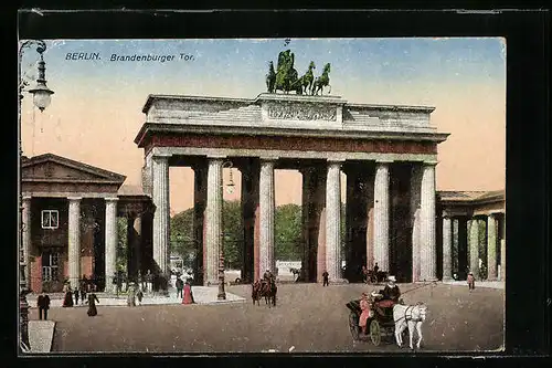 AK Berlin, Brandenburger Tor mit Passanten