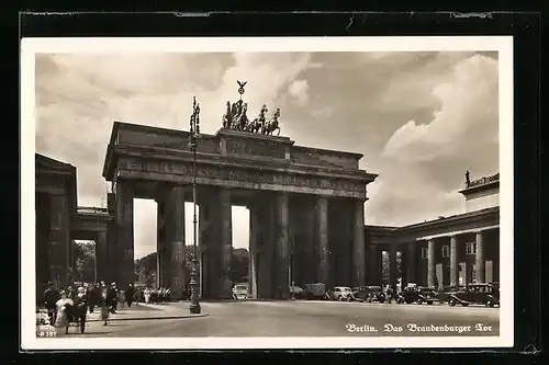 AK Berlin, Brandenburger Tor mit Passanten