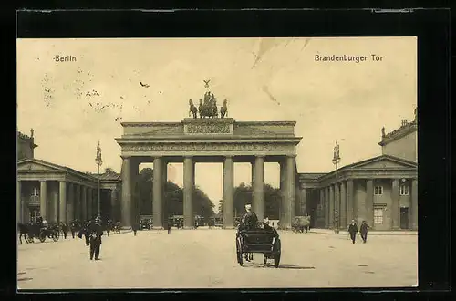 AK Berlin, Brandenburger Tor mit Strassenverkehr