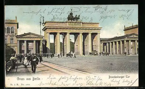 AK Berlin, Brandenburger Tor mit Passanten