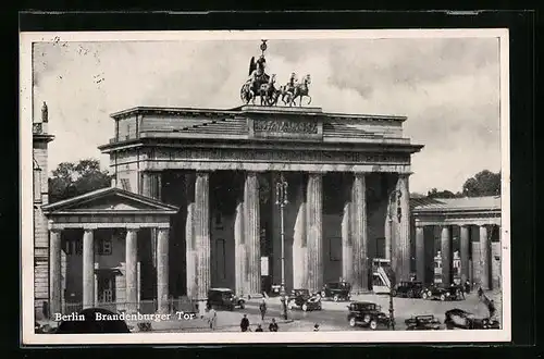 AK Berlin, Brandenburger Tor mit Strassenverkehr