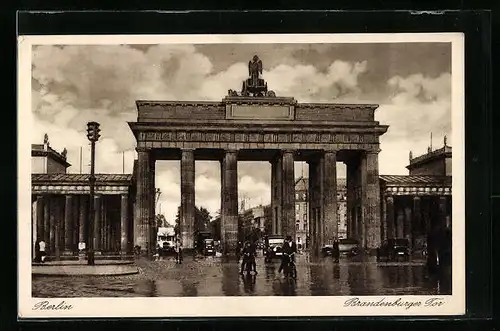 AK Berlin, Brandenburger Tor mit Strassenverkehr