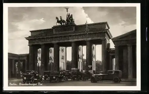 AK Berlin, Brandenburger Tor mit Strassenverkehr