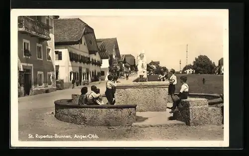 AK Anger /Obb., St. Rupertus-Brunnen mit Kindergruppe und Strasse