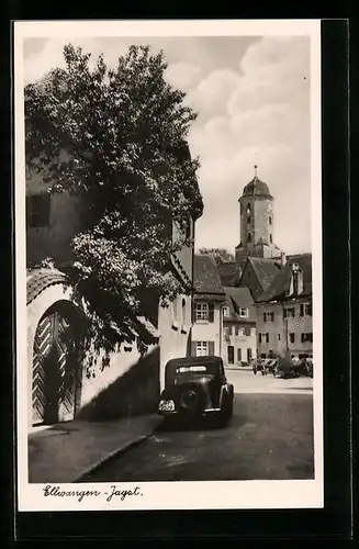 AK Ellwangen /Jagst, Strassenpartie mit Automobil und Blick auf Kirche