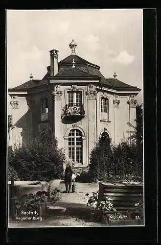 AK Rastatt, Pagodenburg, Gartenansicht mit Gärtner