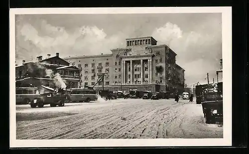 AK Smolensk, Das ehemalige Molotow-Hotel als Frontsammelstelle, Militär-LKW im Winter