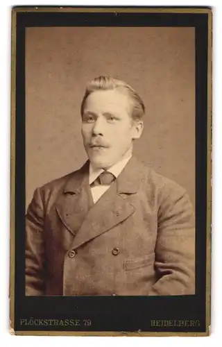 Fotografie Eduard Schultze, Heidelberg, Plöckstr. 79, Portrait blonder Mann im eleganten Jackett
