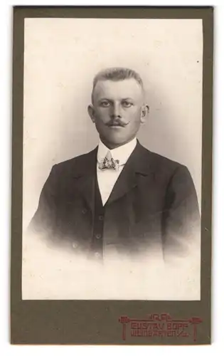 Fotografie Gustav Bopp, Weingärten i. W., Portrait blonder charmanter Mann mit Schnurrbart