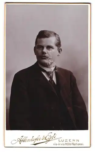 Fotografie Atenhofer & Egli, Luzern, Haldenstr. 17, Portrait charmanter junger Mann mit Krawatte im Jackett