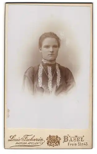 Fotografie Louis Frohwein, Basel, Freie Str. 45, Portrait schönes Fräulein in bestickter Bluse