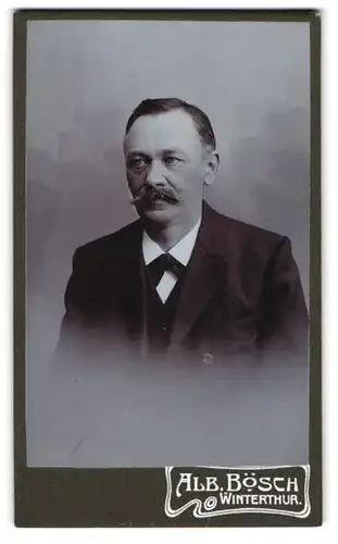 Fotografie Alb. Bösch, Winterthur, Eulachstr. 9, Portrait charmanter Herr mit Schnurrbart im Jackett