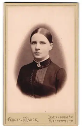 Fotografie Gustav Franck, Boizenburg a. E., bildschönes Fräulein mit Blumenbrosche am Kleiderkragen