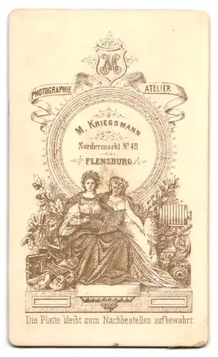 Fotografie M. Kriegsmann, Flensburg, Nordermarkt 49, Portrait schönes Fräulein mit Flechtzopf und Brosche am Kragen
