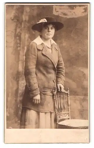 Fotografie unbekannter Fotograf und Ort, Portrait schöne junge Frau mit Hut im Mantel