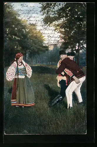 AK Kleinrussische ruthenische Typen, Frau schaut zwei Ringern zu