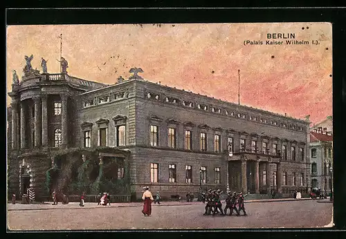 AK Berlin, Soldaten marschieren vor dem Palais Kaiser Wilhelm I.