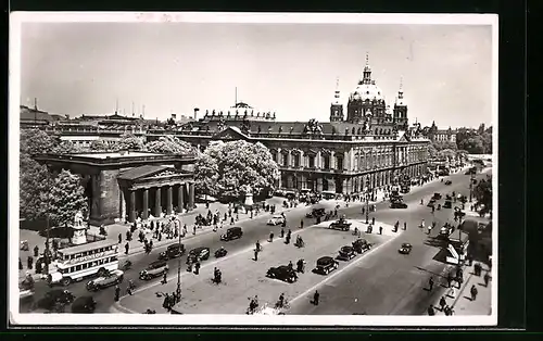 AK Berlin, Blick auf Ehrenmal, Zeughaus und Dom