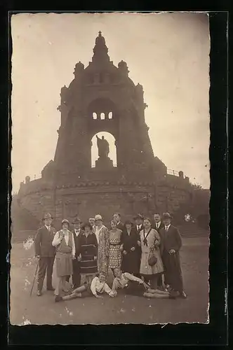 Foto-AK Porta Westfalica, Familie vor dem Kaiser-Wilhelm-Denkmal