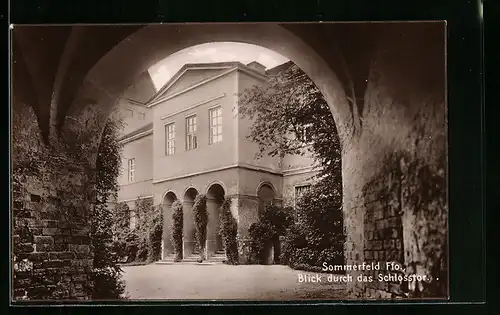 AK Sommerfeld /Ffo., Blick durch das Schlosstor
