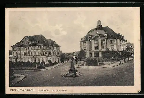 AK Donaueschingen, Sparkasse und Rathaus mit Brunnen
